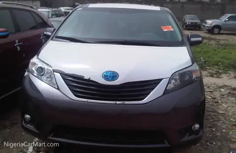 Toyota Sienna FULL OPTION