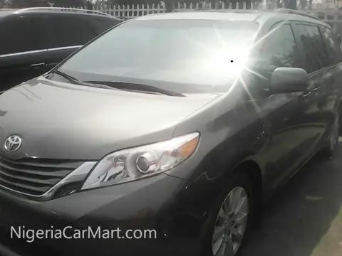Toyota Sienna FULL OPTION