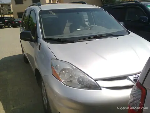 Toyota Sienna Le