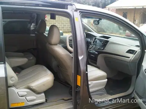 Toyota Sienna 30