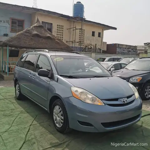 Toyota Sienna LE