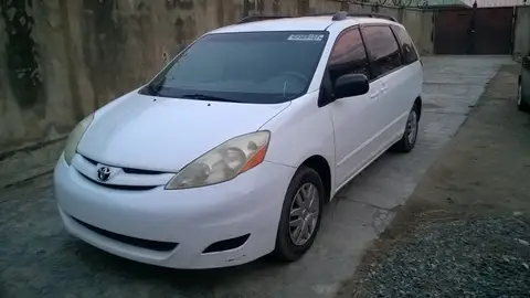 Toyota Sienna LE