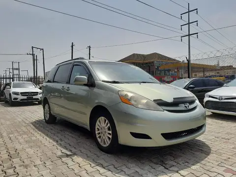 Toyota Sienna Xe