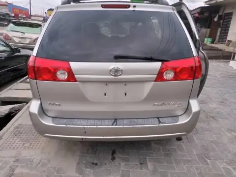 Toyota Sienna LE