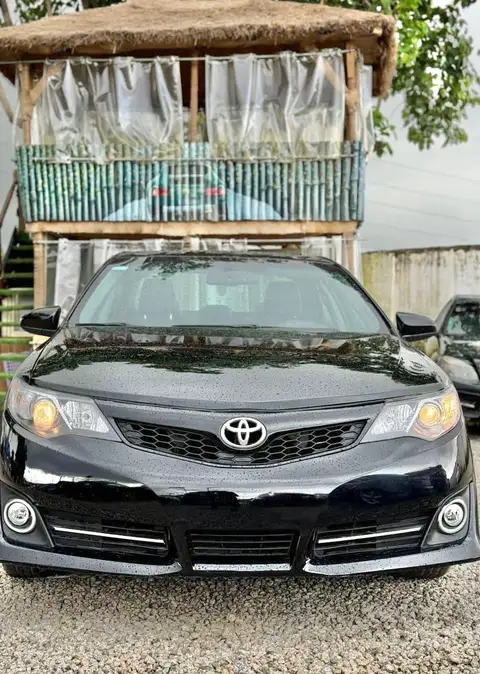Toyota Camry SE Keyless 