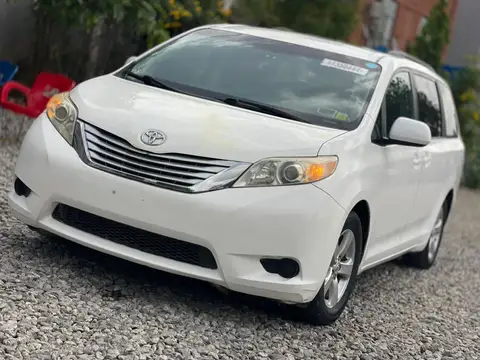 Toyota Sienna LE