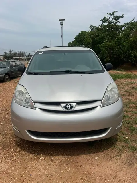 Toyota Sienna LE